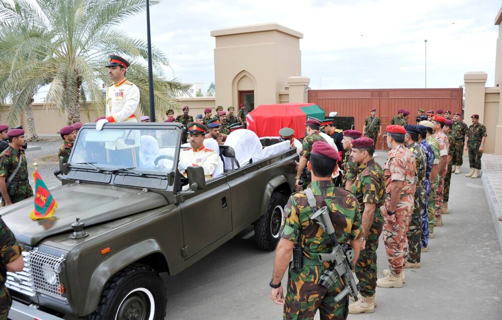 خبير في الإيتيكيت الدبلوماسي يوضح البروتوكول العسكري بجنازة والدنا السلطان قابوس