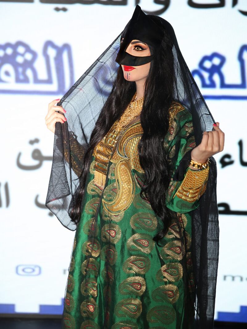 ذكرى الحجريّة لـ “أثير”: إقبال كبير للأجيال الجديدة على الأزياء التقليدية العمانية