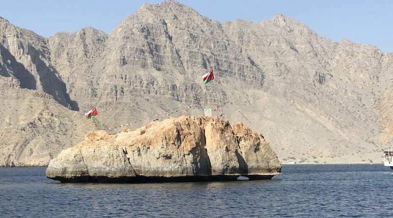 قصيدة لـ عبدالحق العاني: لِي في عُمـــانَ