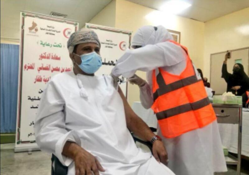 بالصور: بدء التلقيح ضد كورونا في ظفار