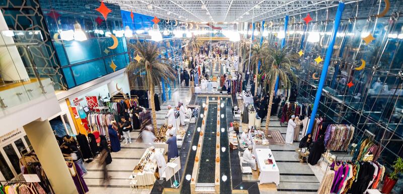 نُظم في المقر الرئيسي لبنك مسقط: سوق “الوثبة” الرمضاني يشهد إقبالاً كبيرًا من الزوار ومشاركة متميزة من رواد الأعمال