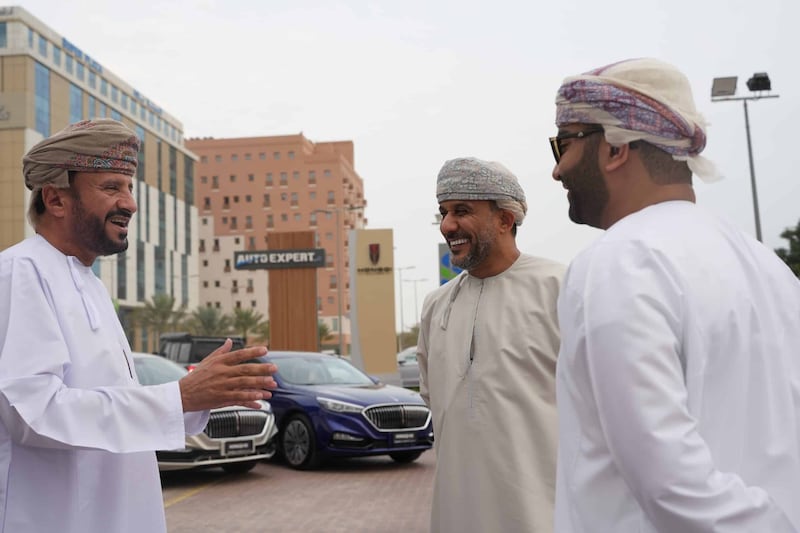 شركة محسن درويش تدعم نهائي سباقات الهجن بـ10 سيارات