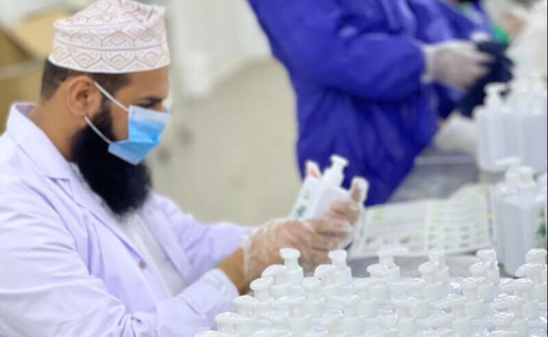 بالصور: مواطن يصنع منتجات طبيعية من أوراق الشريش