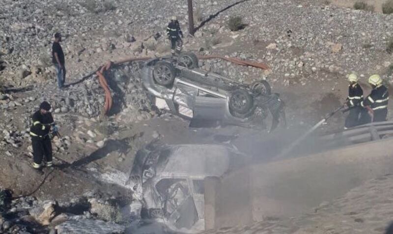 حريق مركبة في الخوض يؤدي إلى إصابتين