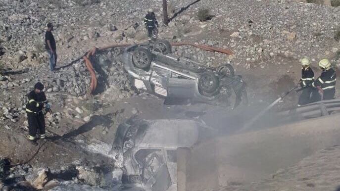 حريق مركبة في الخوض يؤدي إلى إصابتين