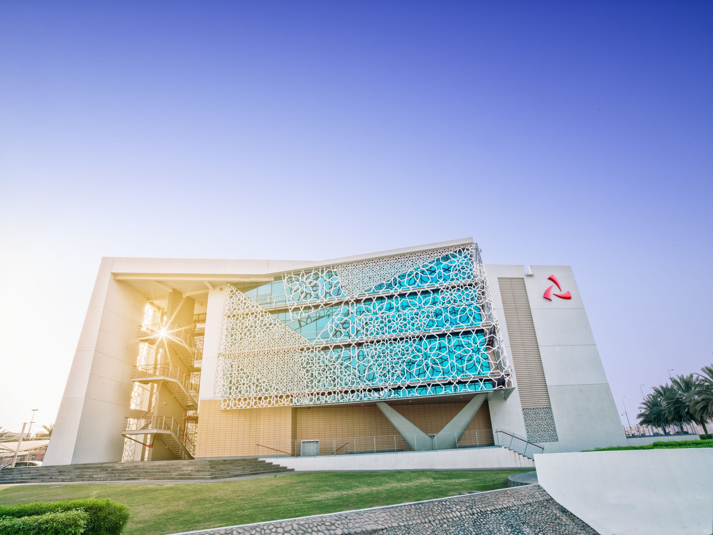 إقبال وتفاعل إيجابي للاستفادة من البرنامج التدريبي لبنك مسقط “مهارات من Google”