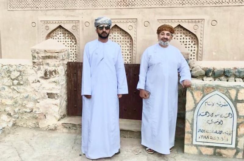 الشيخ حمود السيابي يكتب: عند ضريح مؤسس الدولة البوسعيدية نستمع لمرسوم آلية انتقال ولاية الحكم