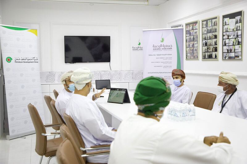 تنمية نفط عمان تتبرع بـ 116 جهاز حاسب آلي لجمعية الرحمة