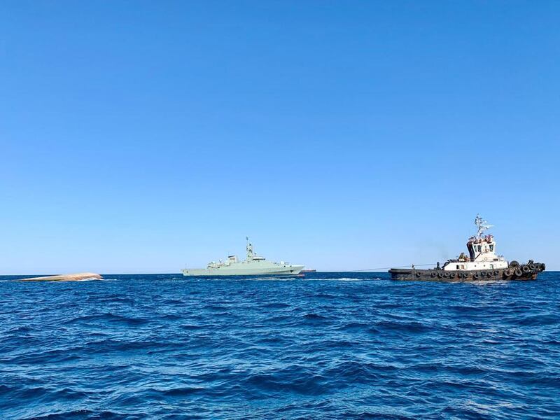 غرق سفينة إيرانية قرابة مضيق هرمز