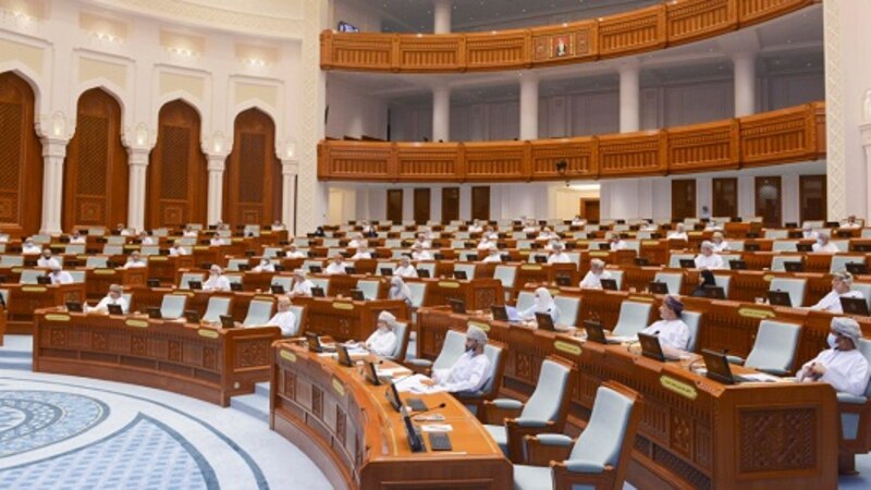 إقرار مقترح لدراسة تأثير “كورونا “على الاقتصاد العماني