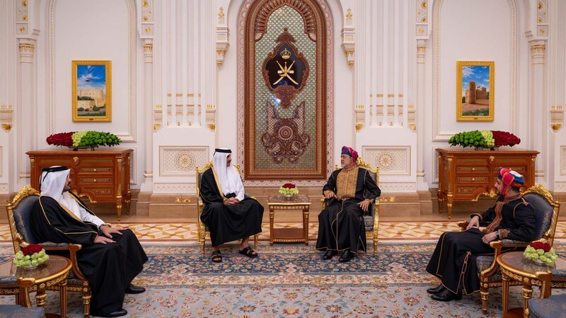 بالصور: جلالة السلطان يقيم مأدبة عشاء رسمية ويتبادل الهدايا مع الشيخ تميم