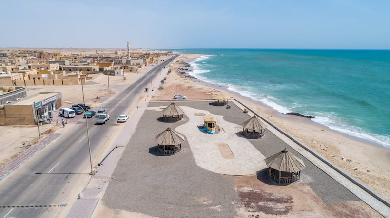 بالصور: مواطنون يتعاونون مع البلدية ويُطلقون مشروعًا تجميليًا لمنطقتهم