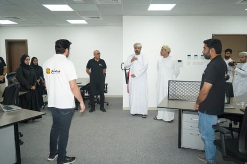 وزير العمل بعد زيارته لـ “مصلّح”: نموذج متميز للشباب العمانيين