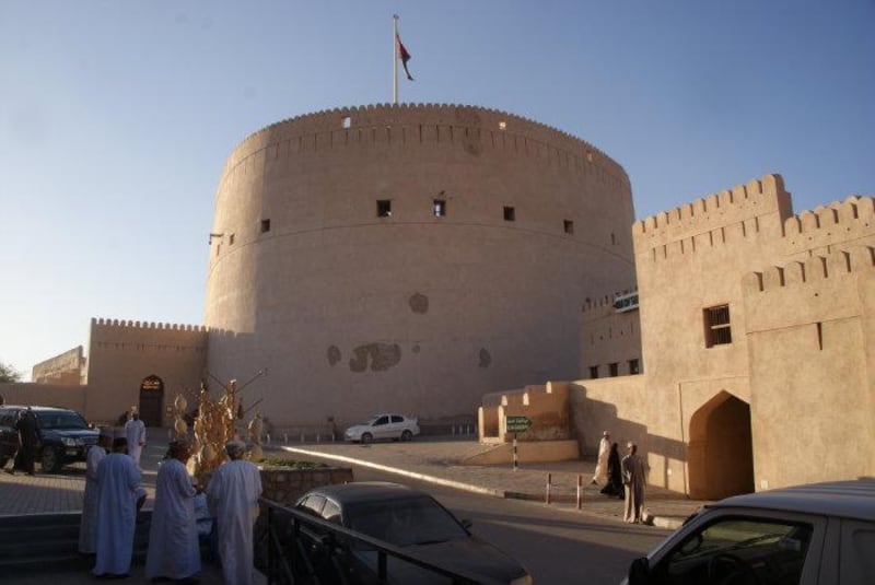 قلعة نزوى إلى الاستثمار السياحي.. والشركة المُشغّلة توضح أوقات الزيارة ورسومها