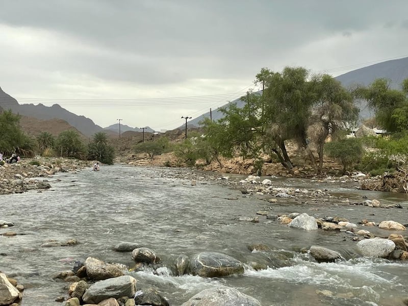 تدفق المياه يُغريك إلى زيارة أحد أودية عبري