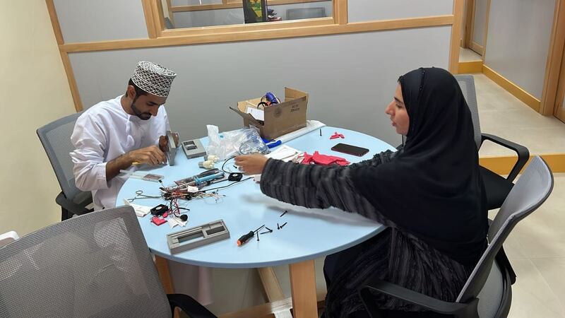 طلبة عمانيون يبتكرون “حقيبة تبريد” متعددة الاستخدام