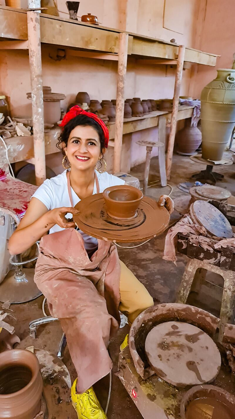 مقيمة تجوب الأماكن السياحية وتُعرّف الآخرين بجمال الطبيعة العمانية عبر حساباتها