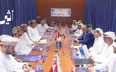 سلطنة عُمان والإمارات تبحثان تعزيز التعاون الاقتصادي والاستثماري