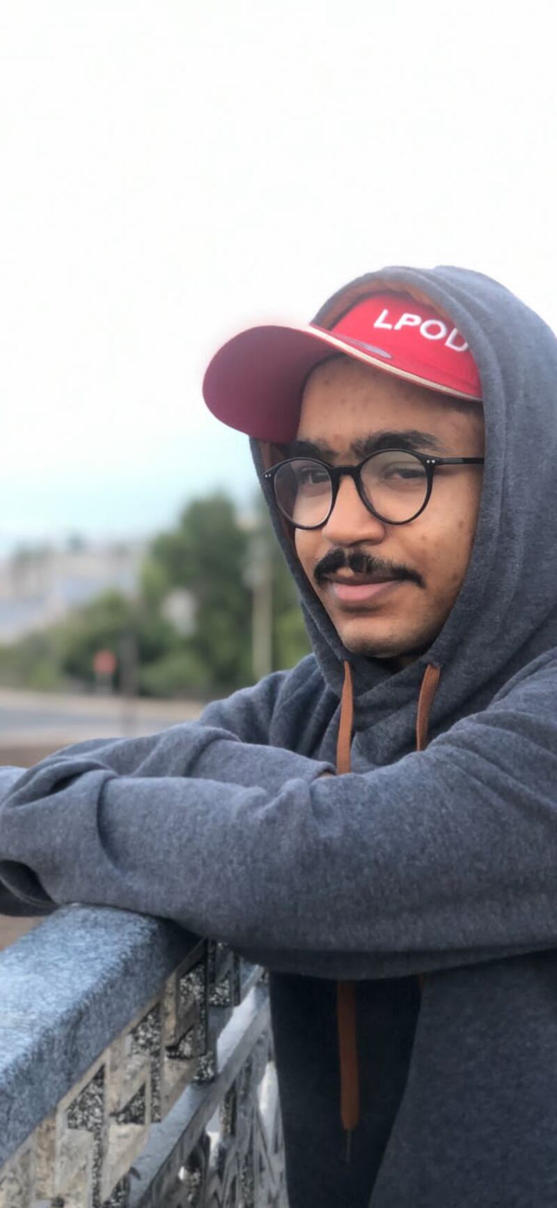 فقد بصره بعد أن تخرّج مهندسًا بـ “امتياز”: قصة الشاب العُماني وهب؛ إيمان بعد يأس