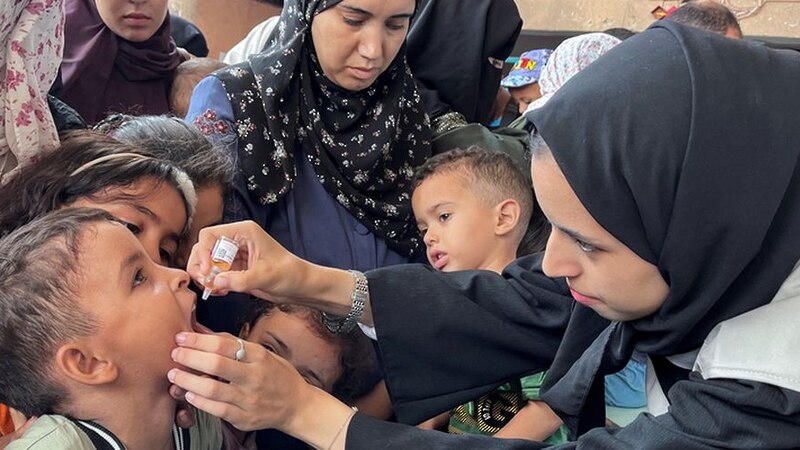 رغم العدوان: تطعيم أكثر من 440 ألف طفل فلسطيني بلقاح شلل الأطفال