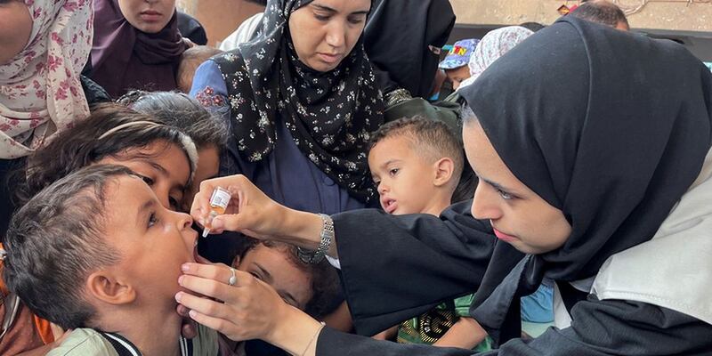 رغم العدوان: تطعيم أكثر من 440 ألف طفل فلسطيني بلقاح شلل الأطفال