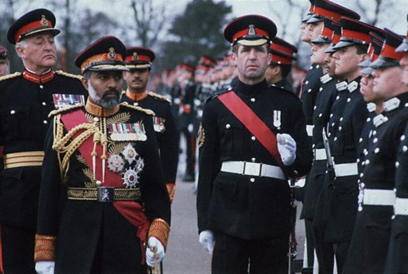 تعرف على بدلة السلطان قابوس التي تُعدّ أرفع أنواع البدلات العسكرية