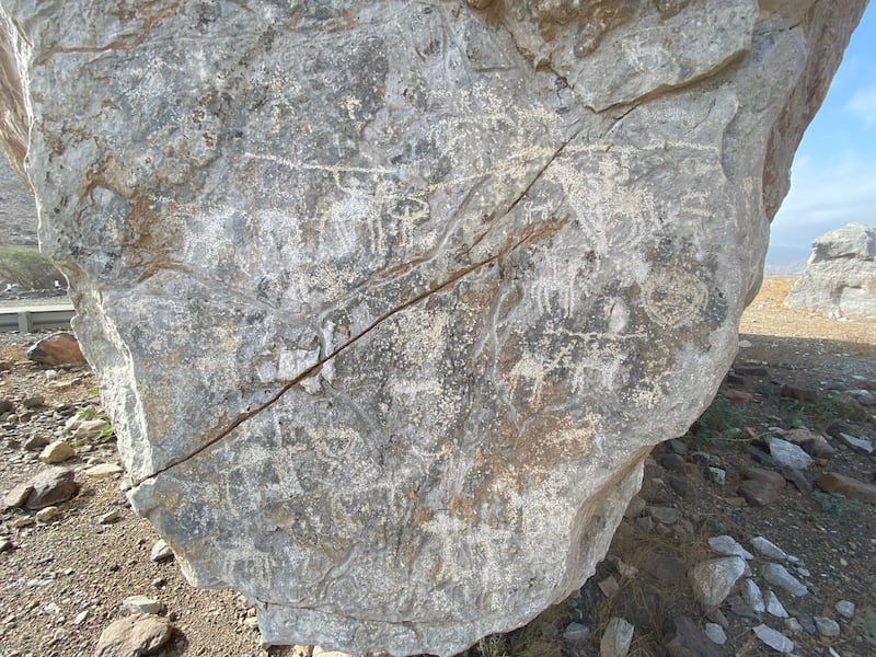 بالصور: “التصاوير” حصاة تحوي رسومات ونقوشًا أثرية قديمة