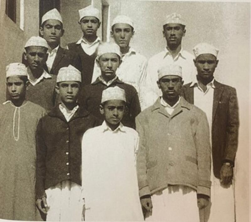 جانب من طلاب الصف السادس بالمدرسة. كتاب عمان منذ الأزل(ج2)