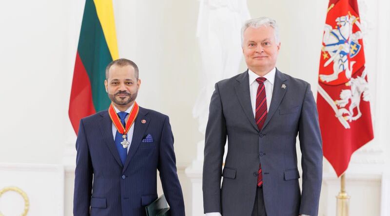 بالفيديو: ليتوانيا تمنح السيد بدر بن حمد وسامًا