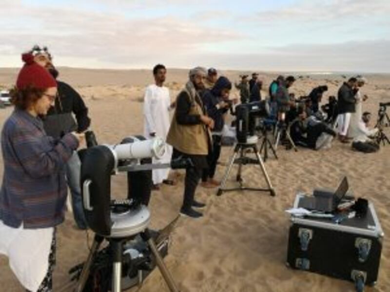 بالصور والفيديو: 300 شخص من 17 دولة يعيشون رصد الكسوف الحلقي بالسلطنة