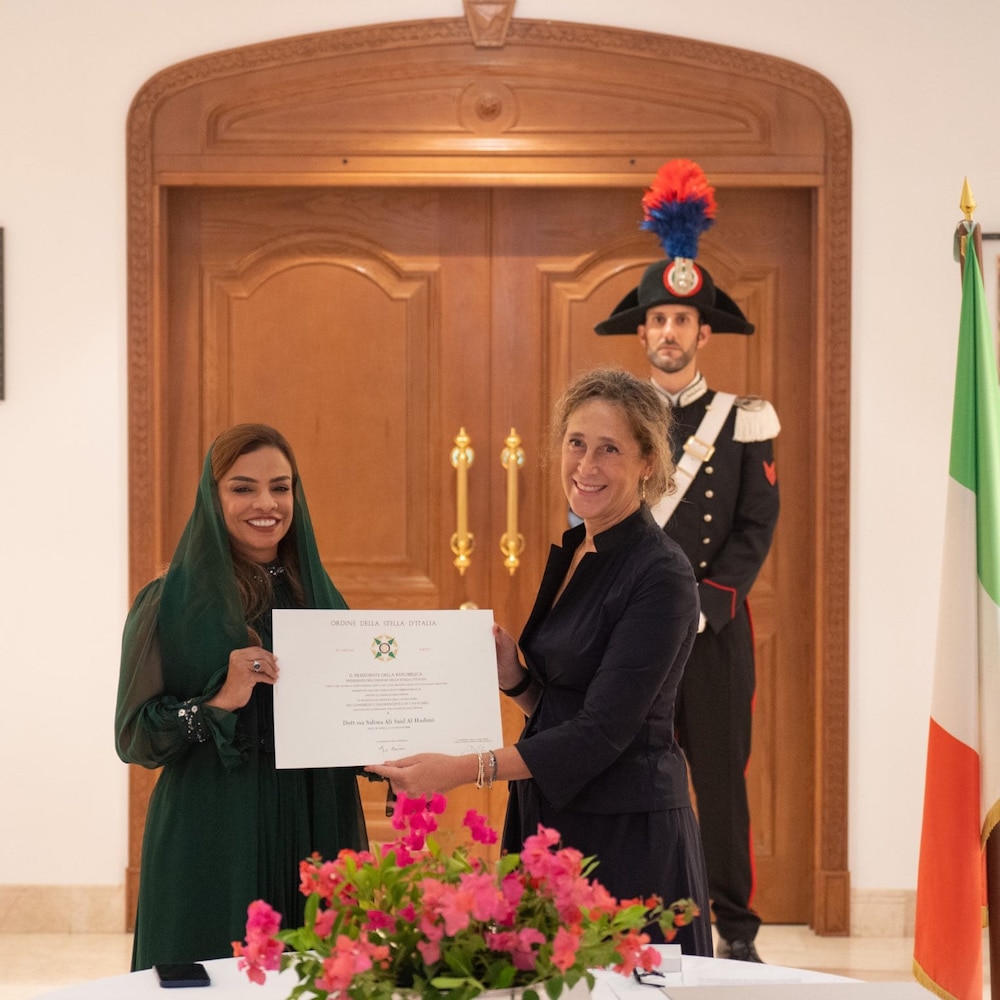 بالصور: رئيس إيطاليا يمنح عمانية وسامًا