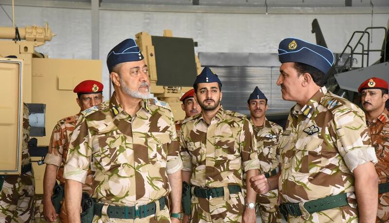 جلالة السلطان يزور قاعدة أدم الجوية