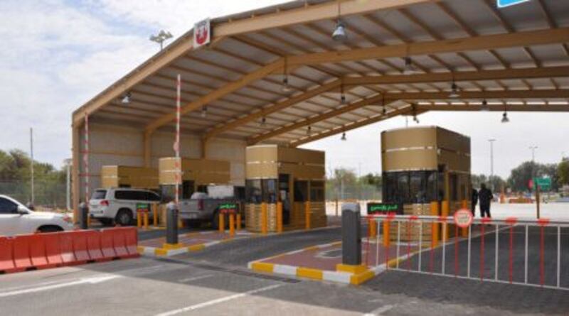 الإمارات تخفف القيود على القادمين إليها عبر المنافذ البرية