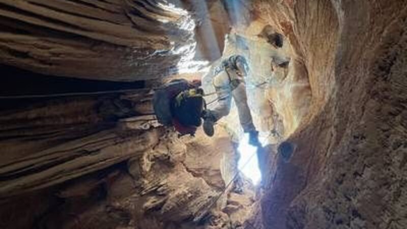 صحيفة ذا ناشيونال: الكهف الجديد في الجبل الأخضر يزيد آمال انتعاش السياحة في سلطنة عمان