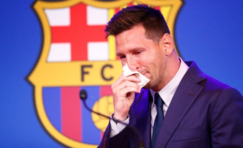 ميسي يجهش بالبكاء ويكشف إمكانية انتقاله لنادِ فرنسي