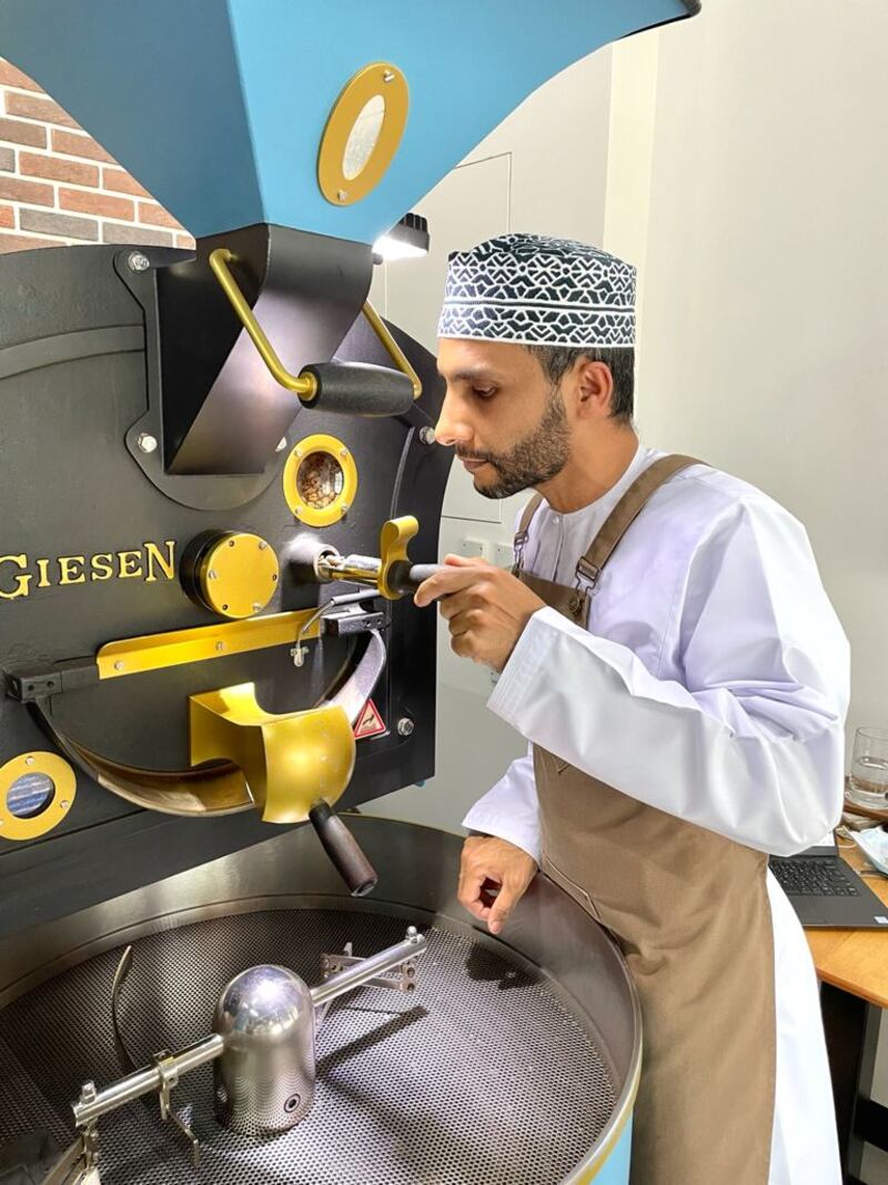 أخصائي أذن وأنف وحنجرة يحترف مهنة تحميص القهوة، فما حكايته؟