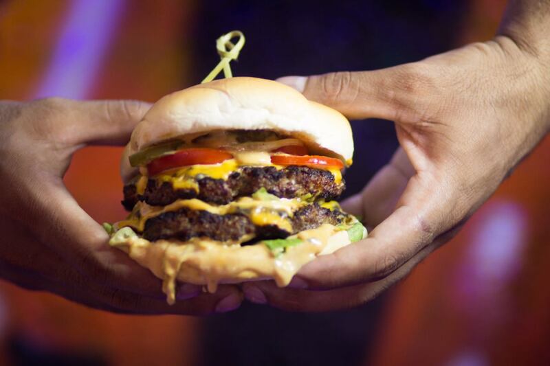 عُمانيان أسسا “كشته برجر”، ووظفا مجموعة من الشباب، فما هي قصتهما؟