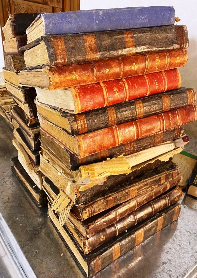 بالصور: مقتنيات كثيرة في خزانة أسرة الشيخ عبد الله بن راشد الطوقي