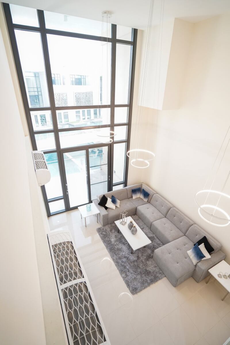 في السيب: بالصور، تسليم 21 فيلا يحيط بها أكبر حوض مائي في مجمع سكني بالسلطنة