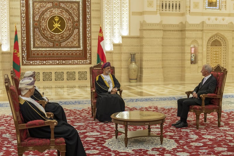 بالصور: جلالة السلطان يتقبل أوراق اعتماد عدد من السفراء