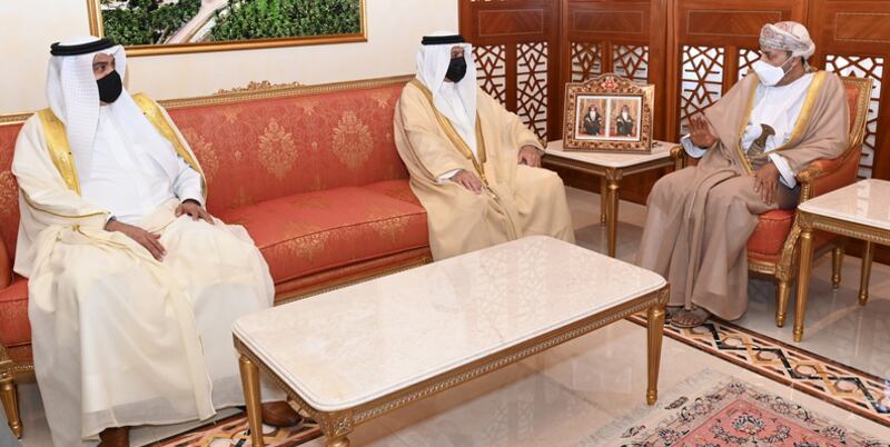 وزير الداخلية يستقبل مسؤولا بحرينيا