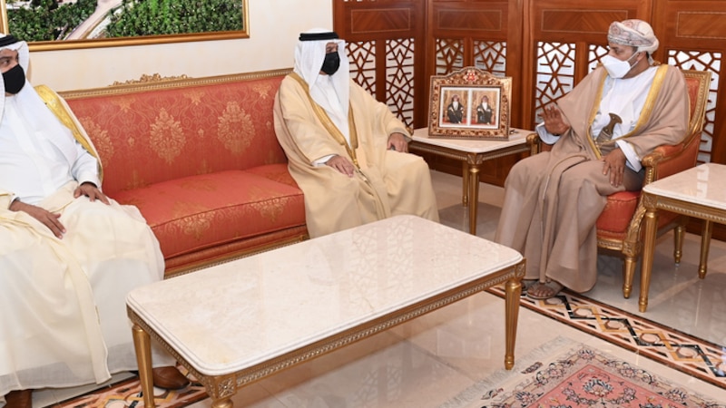 وزير الداخلية يستقبل مسؤولا بحرينيا