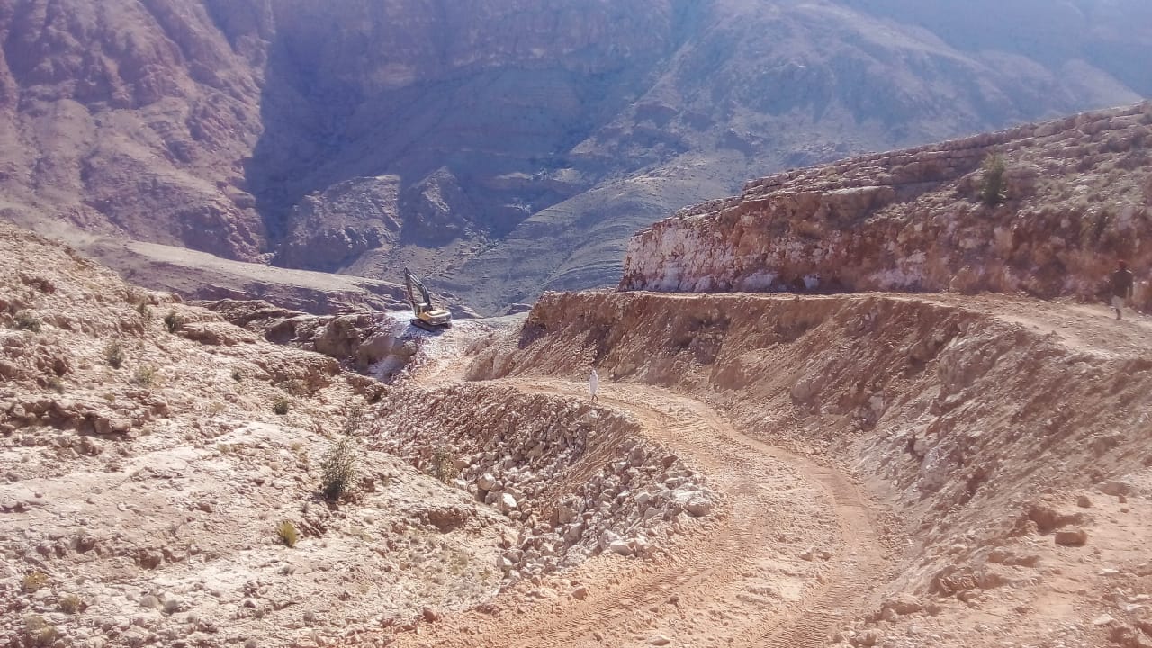 بالصور والفيديو: المواطن سعيد يستثمر مبلغ جائزة السلطان قابوس لـ “يُسعِد” به الناس