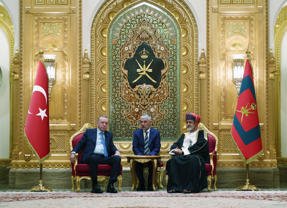 ستقبل السلطان العماني هيثم بن طارق، الرئيس التركي رجب طيب أردوغان، في مراسم رسمية بالعاصمة مسقط. وجرت مراسم الاستقبال الرسمية، الأربعاء، في قصر العلم، حيث رافقت موكب أردوغان فرقة موسيقية عسكرية. ( TCCB/ Murat Çetinmühürdar - وكالة الأناضول )