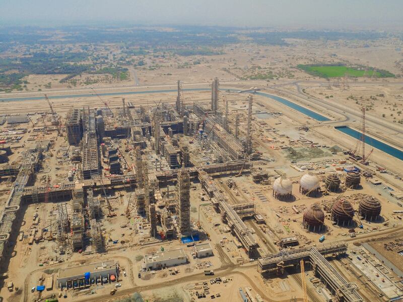 قيمته تتجاوز 6 مليارات دولار ويوفر آلاف الوظائف: تعرّف على أحد أضخم المشاريع التحويلية في السلطنة ونسبة الإنجاز فيه