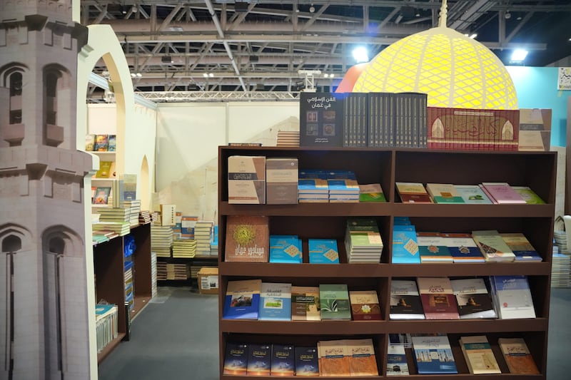 إصدارات متنوعة للأوقاف في معرض مسقط الدولي الكتاب؛ تعرّف على أبرزها
