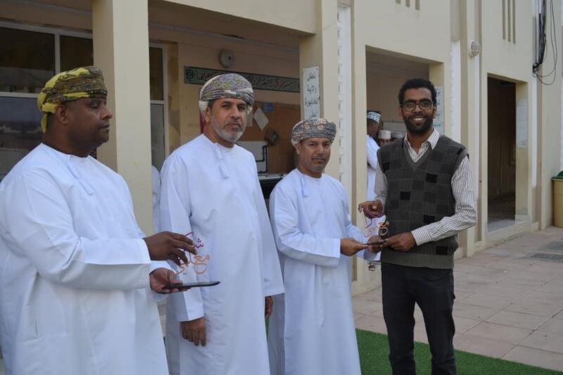 جاء إلى سلطنة عمان مُعلمًا؛ فأصبح يتحدّث عنها بقلبِ شاعر