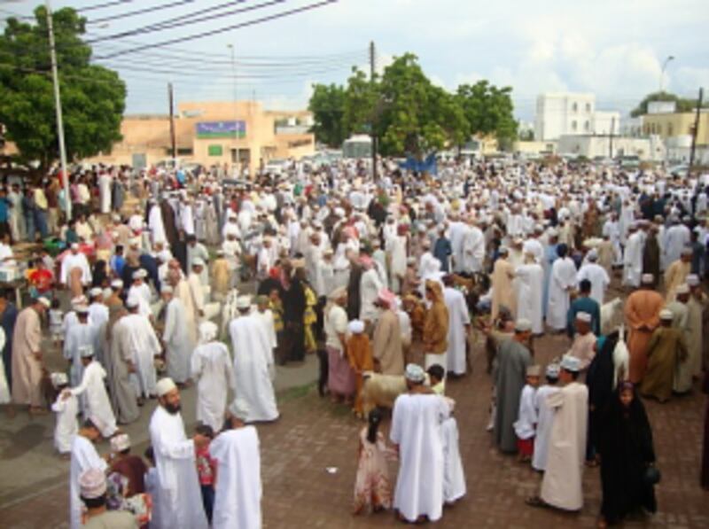 الهبطة أول أفراح العمانيين بعيد الفطر… فماذا تعرف عنها؟