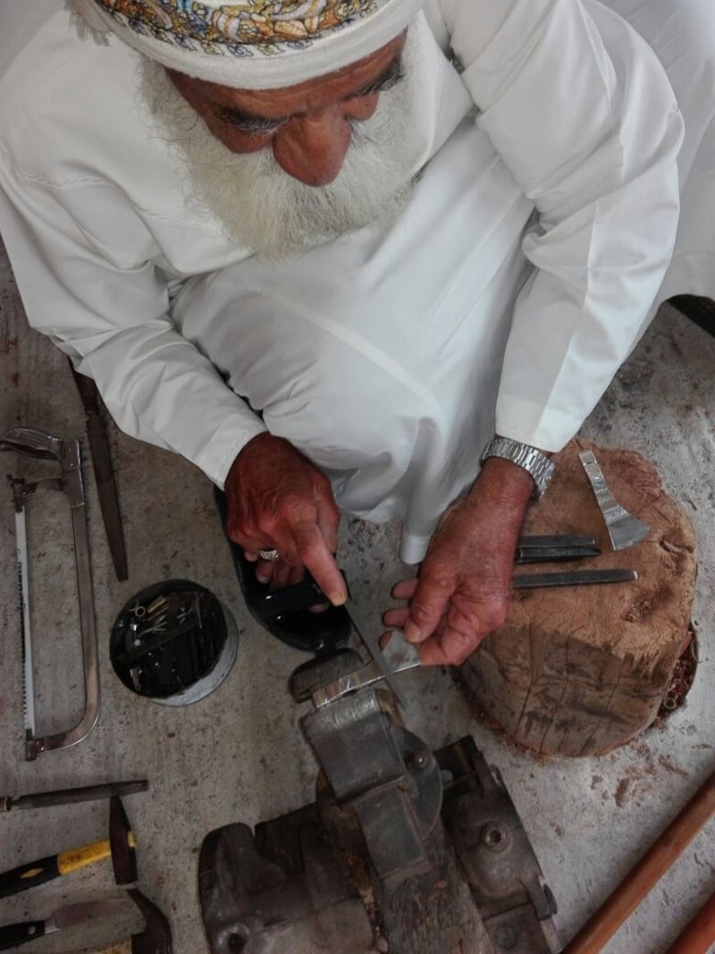 الجرز زي تقليدي عماني يُحافظ عليه أهل مسندم، فماذا تعرف عنه؟