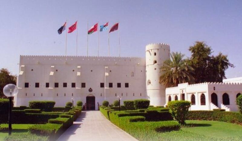 زوار يتعرفون على ما يحتويه متحـف قـوات الـسـلطان المسلحة